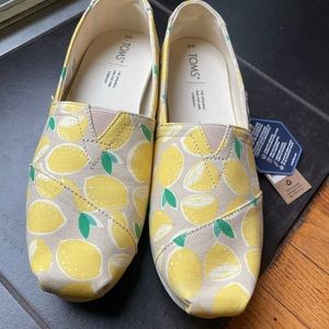 Charming TOMS yellow lemons espadrille flats. NWT size 8.